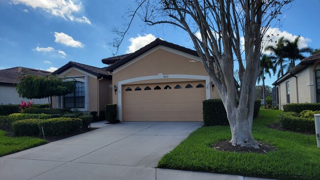 8175 Stirling Falls Cir in Sarasota, FL - Building Photo - Building Photo