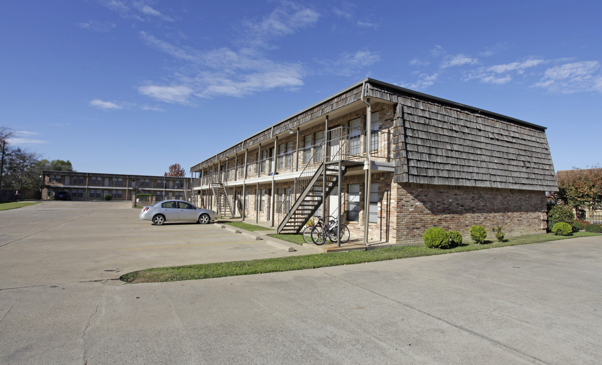 French Quarter Apartments in Burleson, TX - Building Photo