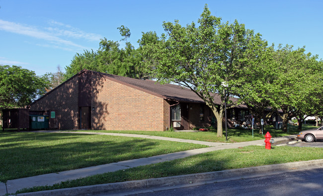 Cedar Park Apartments in Bowling Green, OH - Building Photo - Building Photo