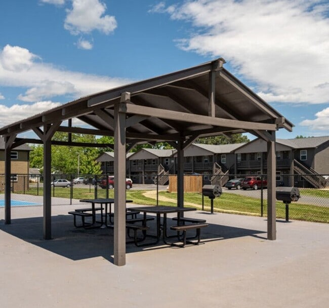 BC - Broadbay Crossings in Winston-Salem, NC - Foto de edificio - Building Photo