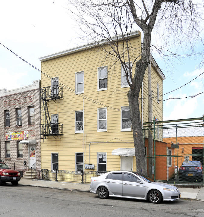 2501 Cambreleng Ave in Bronx, NY - Building Photo