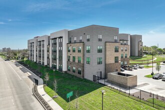 Cowan Place Seniors in Fort Worth, TX - Foto de edificio - Building Photo