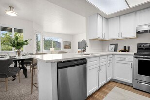 Creekside Village in Sandy, UT - Building Photo