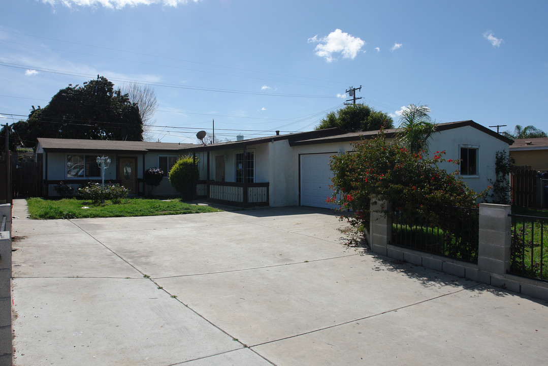 38-40 Raemere St in Camarillo, CA - Building Photo