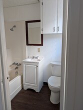 104 Holland St in Overton, TX - Foto de edificio - Building Photo