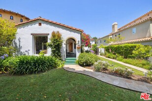 827 Yale St in Santa Monica, CA - Building Photo