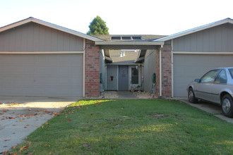 Roman Villas in Sacramento, CA - Building Photo - Building Photo