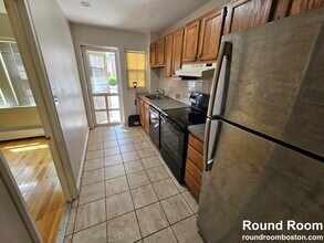 84 Boylston St, Unit 2 in Chestnut Hill, MA - Building Photo - Building Photo