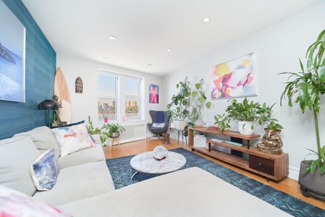 15608 Riverside Dr W in New York, NY - Building Photo - Building Photo