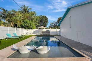 1319 SW 30th St in Fort Lauderdale, FL - Building Photo