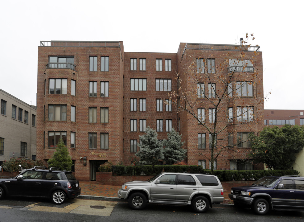 1045 31st St NW in Washington, DC - Building Photo