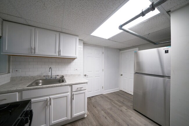 3021 N Davlin Ct, Unit Garden Unit in Chicago, IL - Building Photo - Building Photo