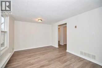 33 Lock St in St Catharines, ON - Building Photo - Building Photo