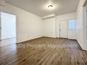 6423 SW Raab Rd in Portland, OR - Building Photo - Building Photo