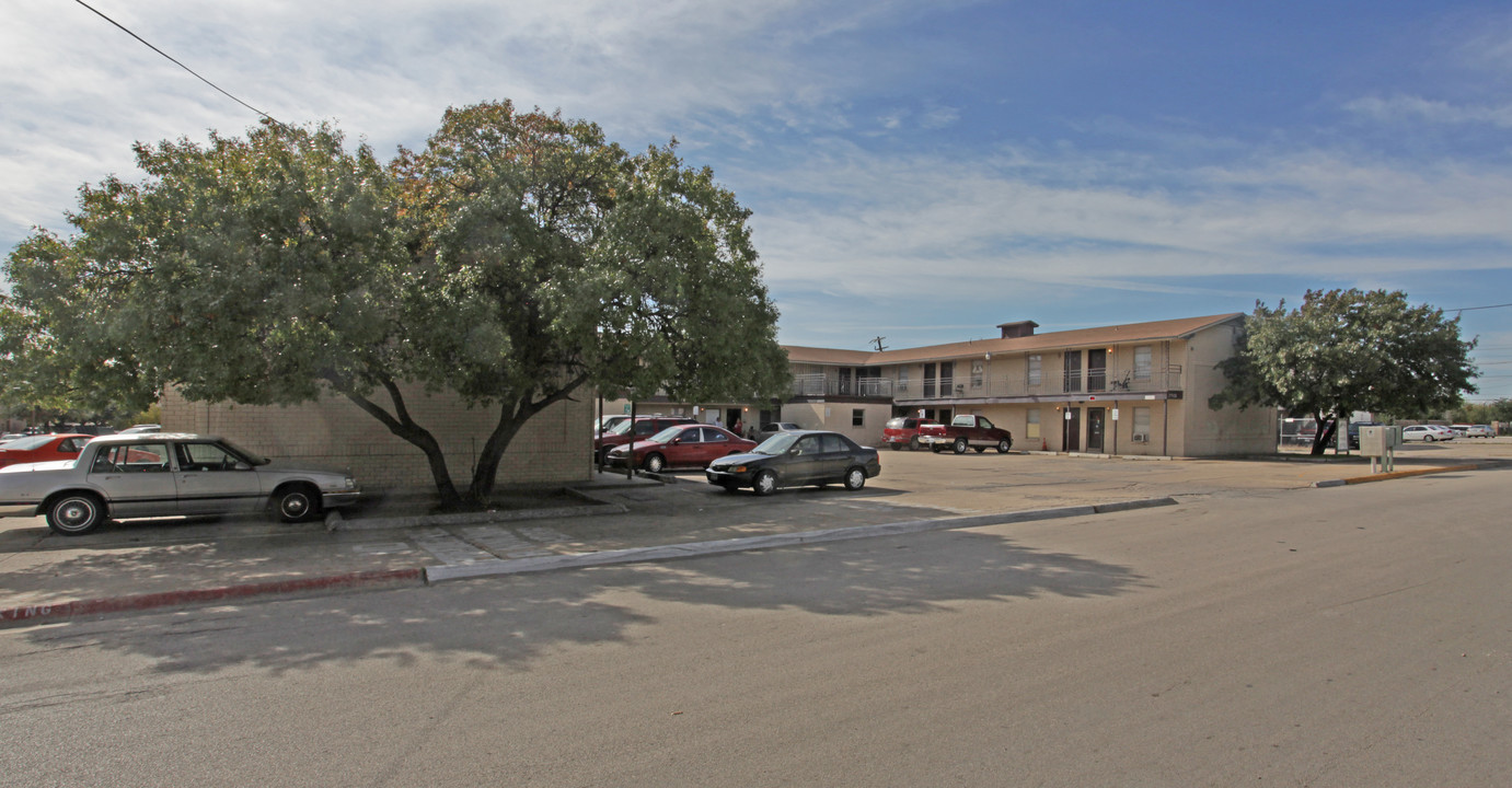 Woodvine Apartments in Denton, TX - Building Photo