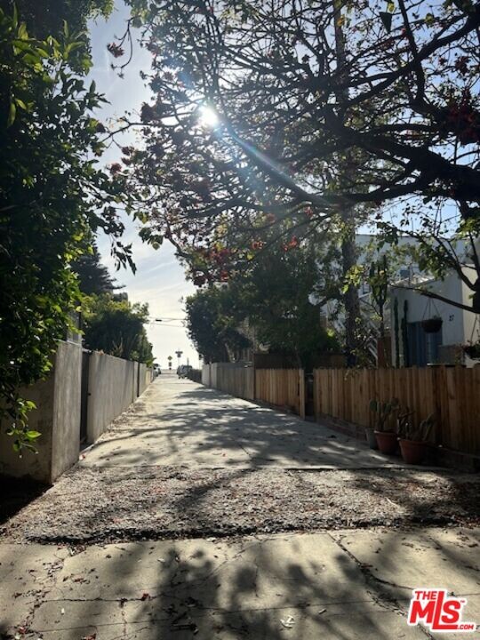 27 Eastwind St in Marina Del Rey, CA - Building Photo