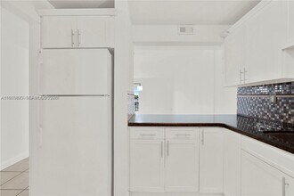 1990 W 56th St in Hialeah, FL - Foto de edificio - Building Photo