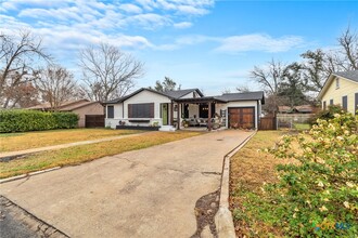 1011 Gilmore St in Taylor, TX - Building Photo - Building Photo