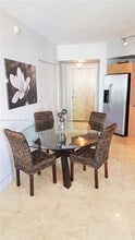 350 S Miami Ave, Unit 2002 in Miami, FL - Foto de edificio - Building Photo