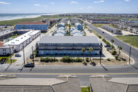 Leeward Isles Condominiums in Corpus Christi, TX - Building Photo - Building Photo