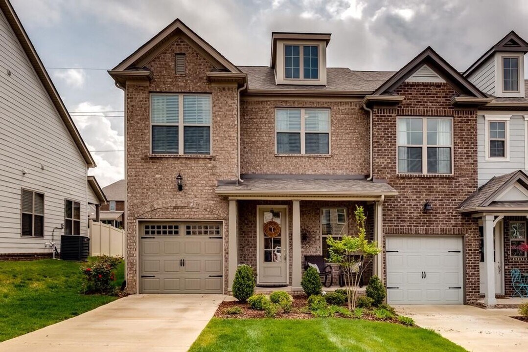 1422 Channing Dr in Thompson's Station, TN - Building Photo