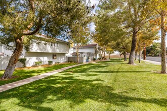 Woodlands West Townhomes in Lancaster, CA - Building Photo - Building Photo