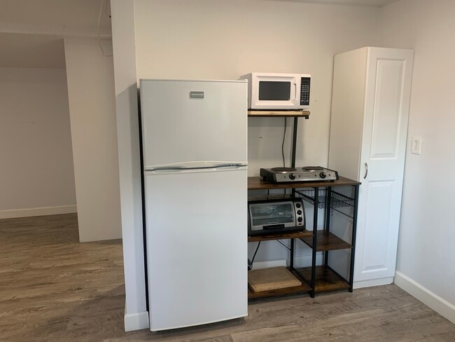 5649 Stansbury Ave, Unit Studio Guest house in Van Nuys, CA - Building Photo - Building Photo