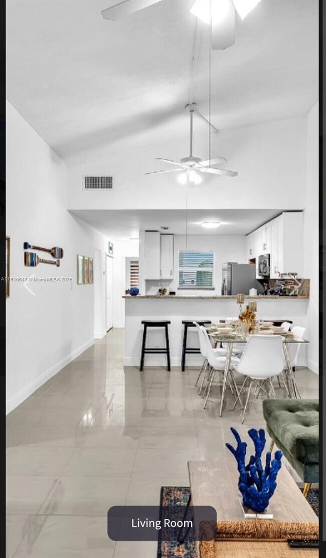 5721 SW 24th Ave in Fort Lauderdale, FL - Building Photo - Building Photo