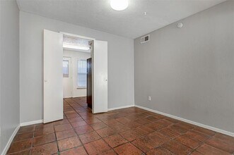 10248 Regal Oaks Dr in Dallas, TX - Building Photo - Building Photo