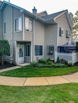 25 Stevens Ct in Bedminster, NJ - Building Photo