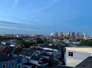49 Lexington St, Unit #2 in Boston, MA - Foto de edificio - Building Photo
