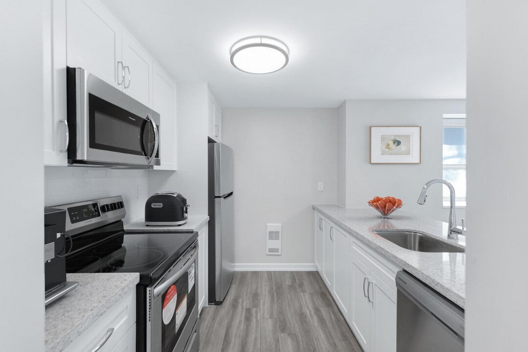 Seville East & West in Mississauga, ON - Building Photo