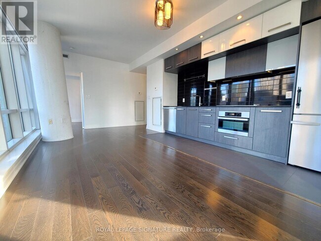 8 The Esplanade in Toronto, ON - Building Photo - Building Photo