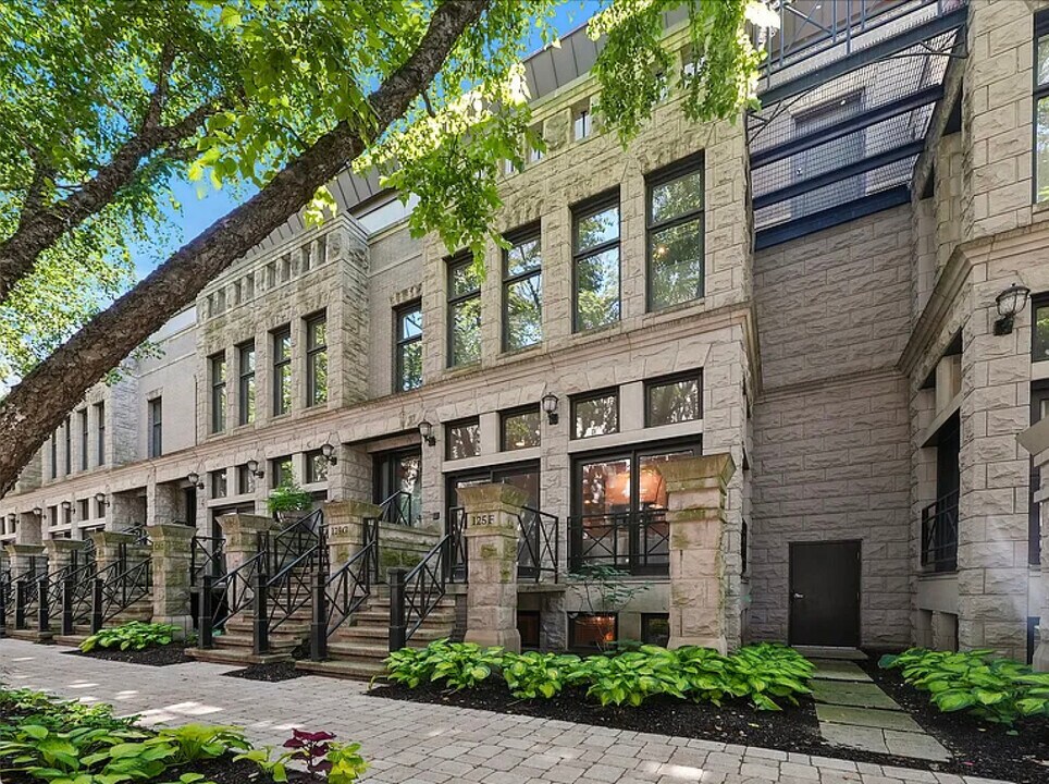 125 W Oak St in Chicago, IL - Building Photo