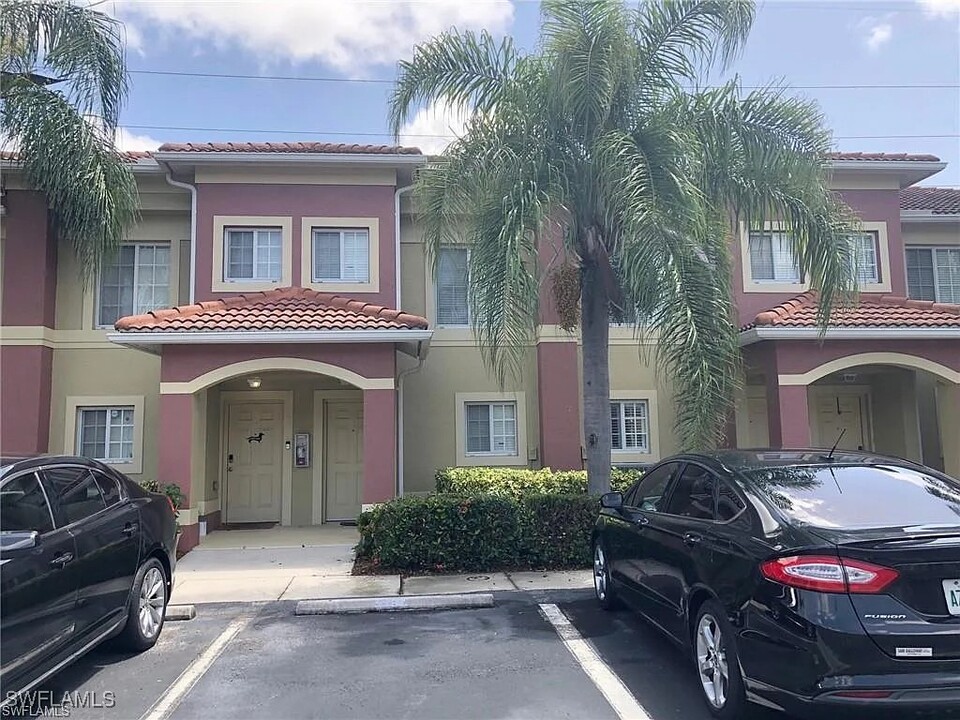 12021 Rock Brook Run in Ft. Myers, FL - Foto de edificio