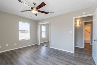 128 S Las Vegas Trail in White Settlement, TX - Foto de edificio - Building Photo