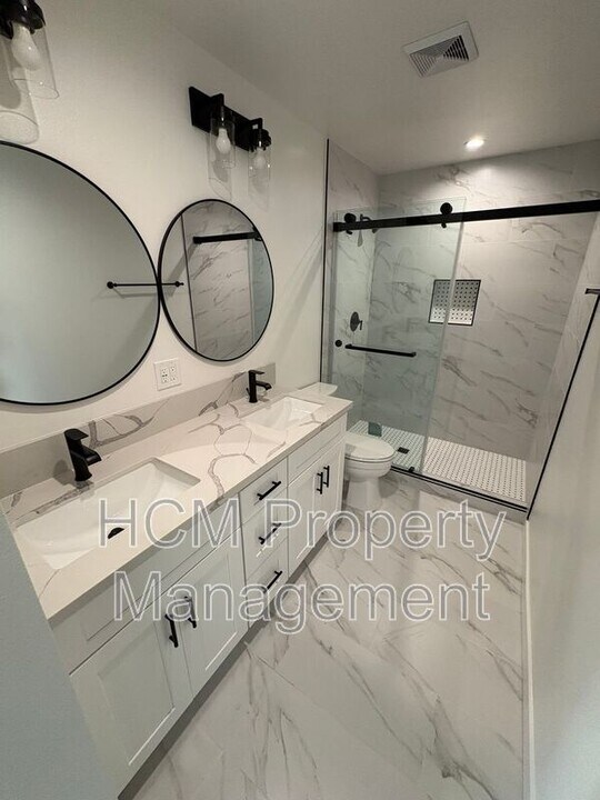 858 W 47th St in Los Angeles, CA - Building Photo