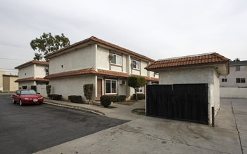 118 W Mountain View Ave in La Habra, CA - Building Photo - Building Photo