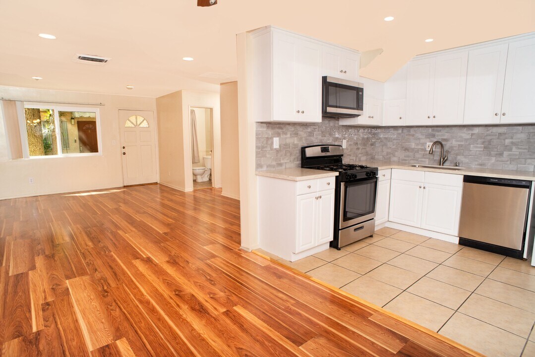 17151 Roscoe Blvd in Los Angeles, CA - Building Photo
