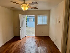 860 Manhattan Beach Blvd, Unit Unit C in Manhattan Beach, CA - Building Photo - Building Photo