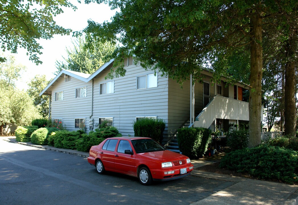 595 Lone Oak in Eugene, OR - Building Photo