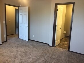 320 Vernon Dr, Unit 3 in Harrisburg, SD - Building Photo - Building Photo