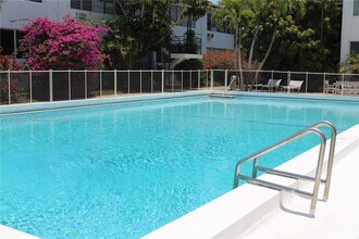 4710 Pine Tree Dr, Unit 28 in Miami Beach, FL - Building Photo - Building Photo