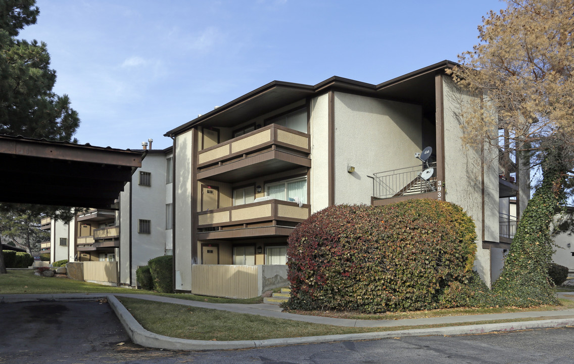 Village Green Apartments in Salt Lake City, UT - Building Photo