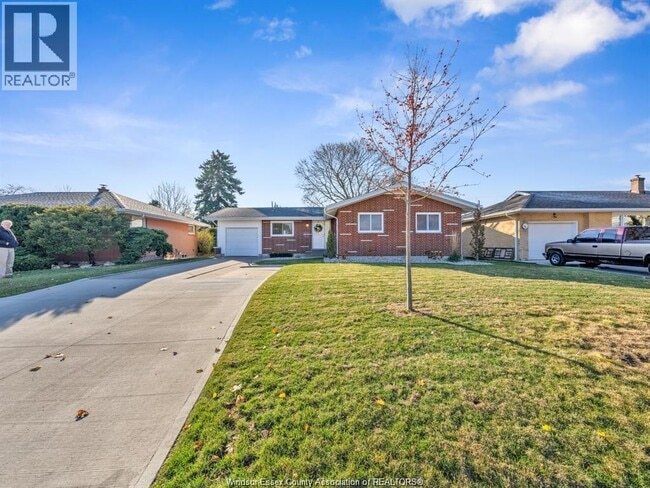 8 Gladstone Ave in Leamington, ON - Building Photo - Building Photo