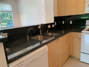 8070 N Nob Hill Rd-Unit -101 in Tamarac, FL - Building Photo - Building Photo