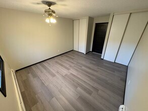 907 Coulee Rd in Hudson, WI - Foto de edificio - Building Photo