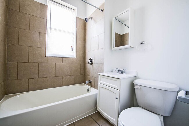 7055 S St Lawrence Ave Chicago, IL 60637 in Chicago, IL - Building Photo - Building Photo