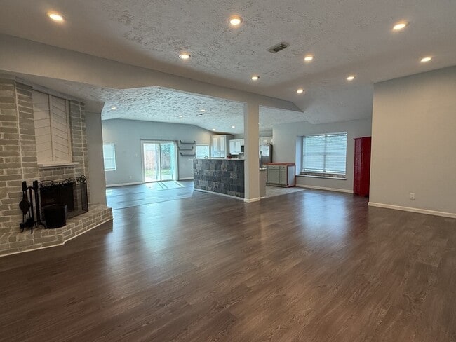 306 Flora Vista Dr in Webster, TX - Building Photo - Building Photo