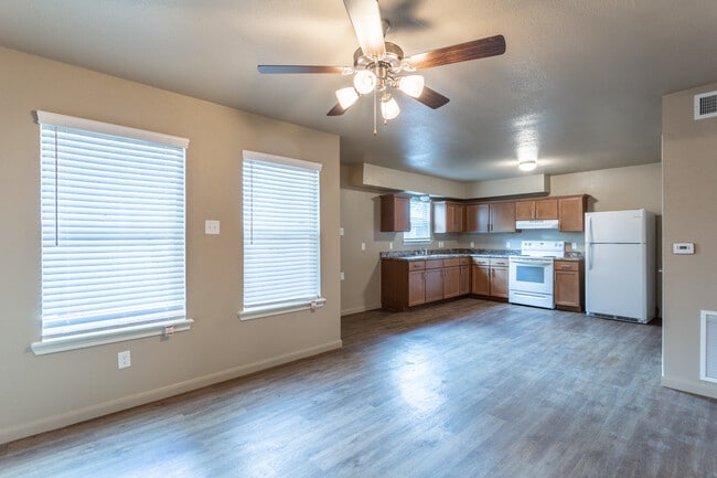 Highland Pointe in Hitchcock, TX - Foto de edificio - Interior Photo